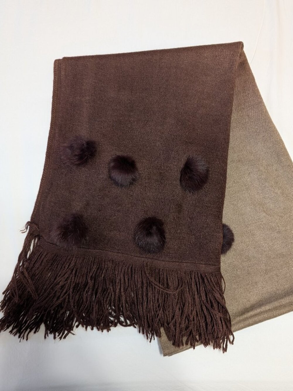 Shawl with pompoms on both ends